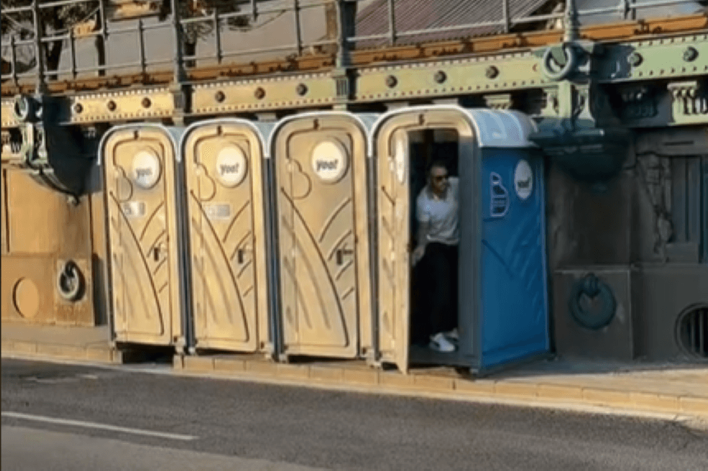 A Blaha Lujza téren elromlott, a rakparton egyenesen életveszélyes a Karácsony-féle vécé + VIDEÓ
