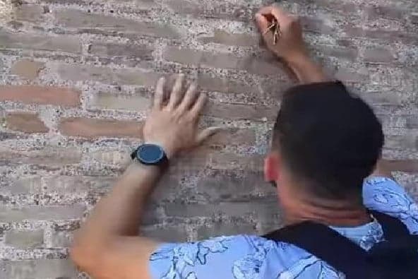 Videón a turista, aki a Colosseum falába véste a saját és menyasszonya nevét