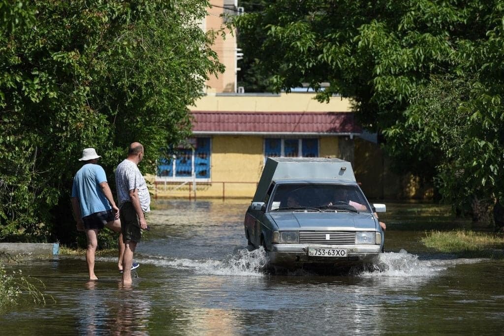 Ezreket menekítettek ki a gátrobbanás által elöntött területekről az oroszok