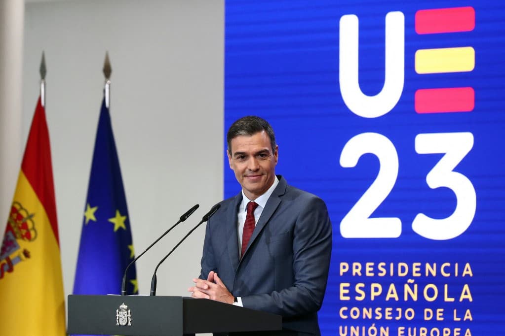 Az EU támogatásáról biztosította Volodimir Zelenszkijt a spanyol kormányfő