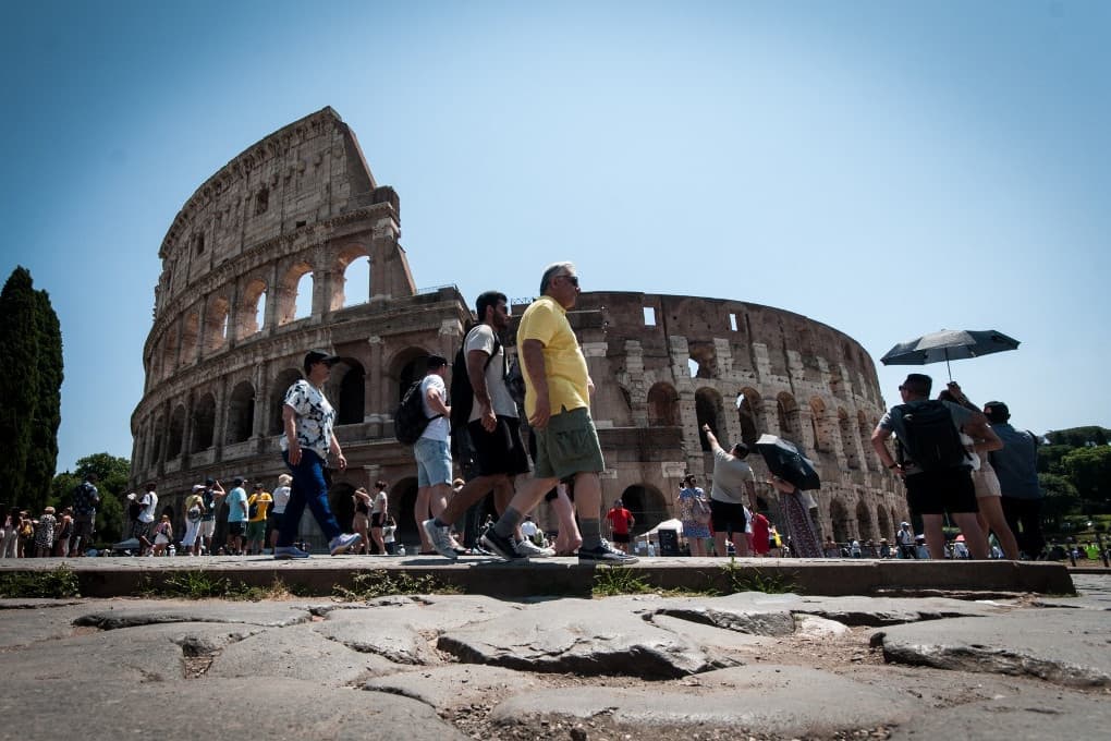 Nagy-Britanniában él az a turista, aki a Colosseum falába véste a barátnője nevét