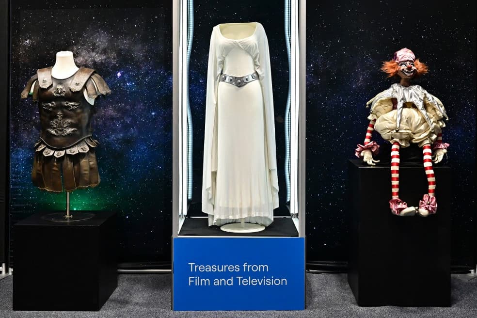 Árverésre bocsájtják Carrie Fisher Leia hercegnő szerepében viselt fehér ruháját