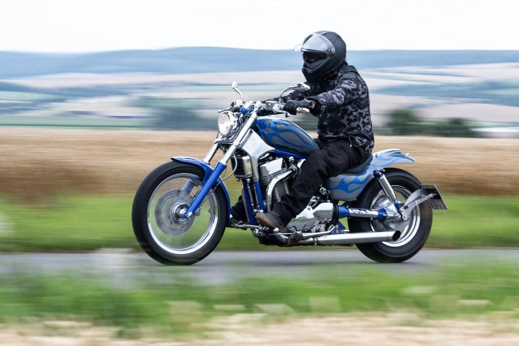 Félmeztelenül egykerekezett a Nagykörúton egy motoros + VIDEÓ