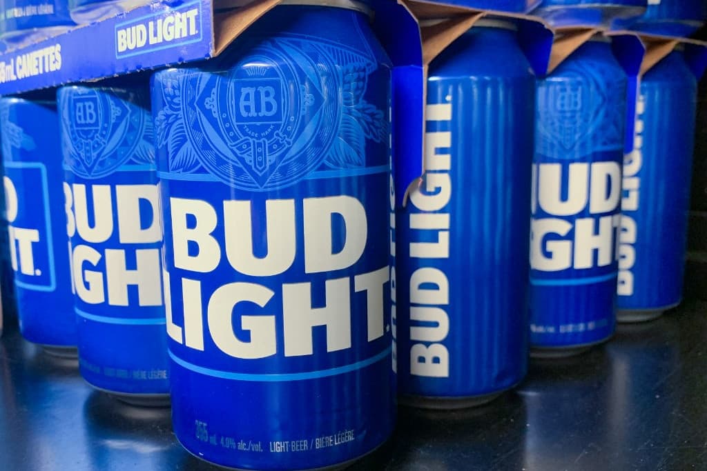 Úgy bebukott a Bud Light a transznemű reklámmal, hogy elbocsátásokba kezdett