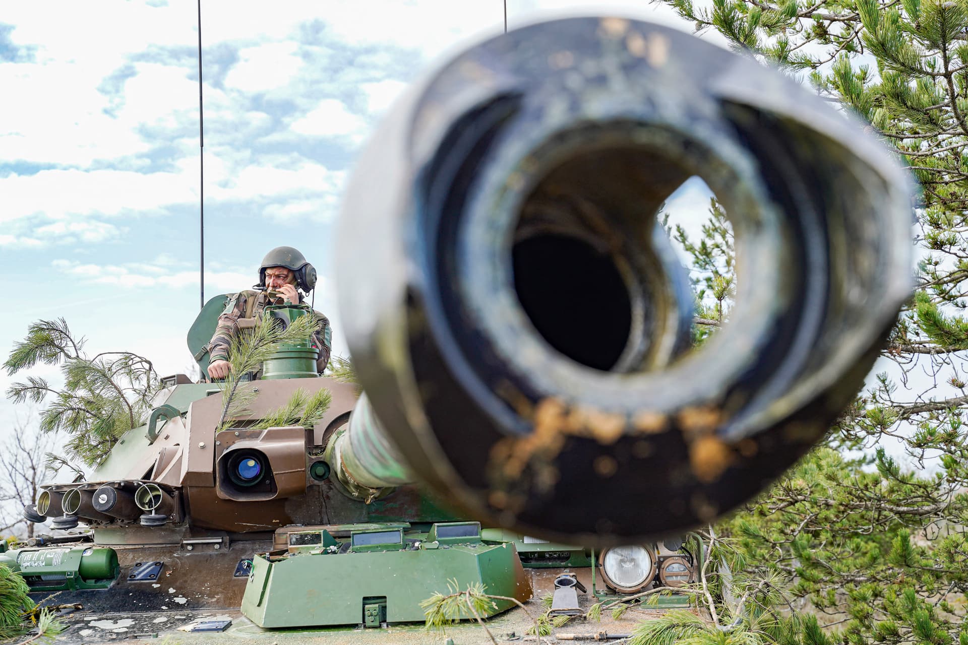 Videón, ahogy ripityára lövik az ukránok francia páncélosait az orosz tankok