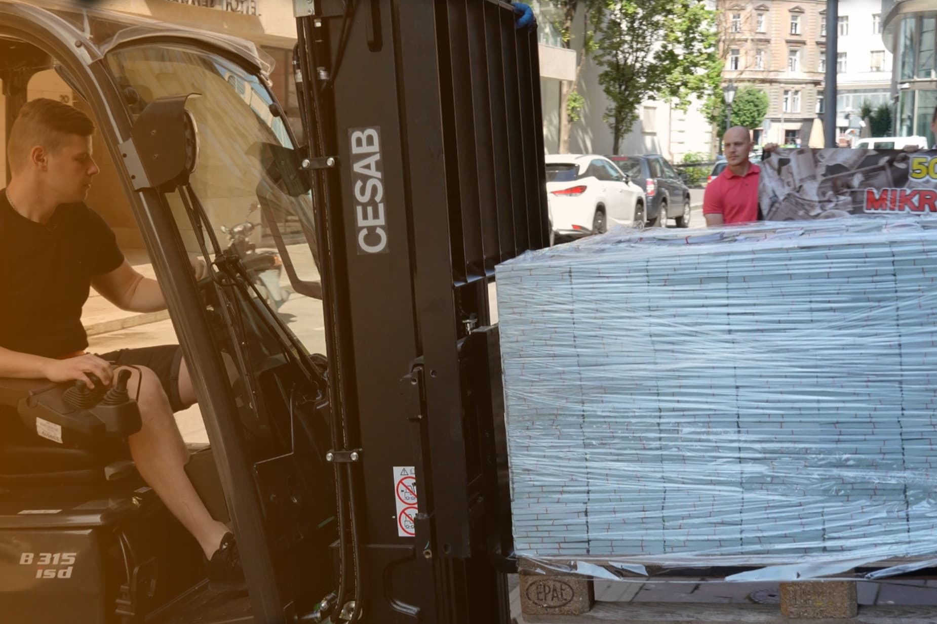 Egy raklapnyi mosni való valutát vitt Karácsonynak a Fidelitas + VIDEÓ