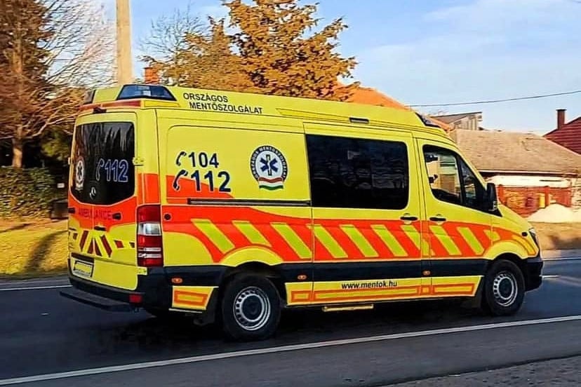 Durva videót adtak ki a mentők arról, ahogy egy ittas sofőr beléjük rohan, miközben egy kismamát visznek