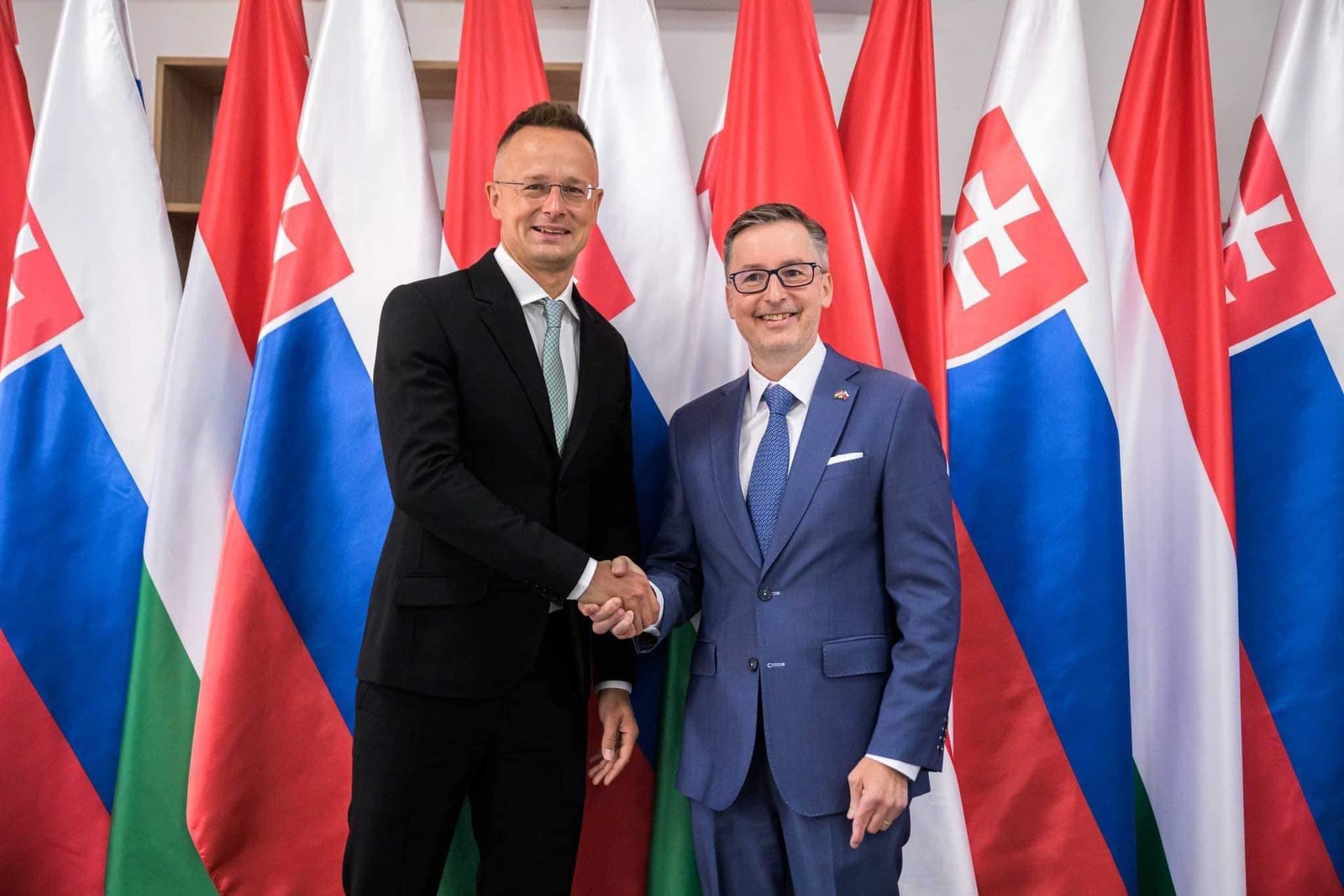 Szijjártó Péter: Átadták az új Ipoly-hidat a magyarországi Ipolydamásd és a szlovákiai Helemba között