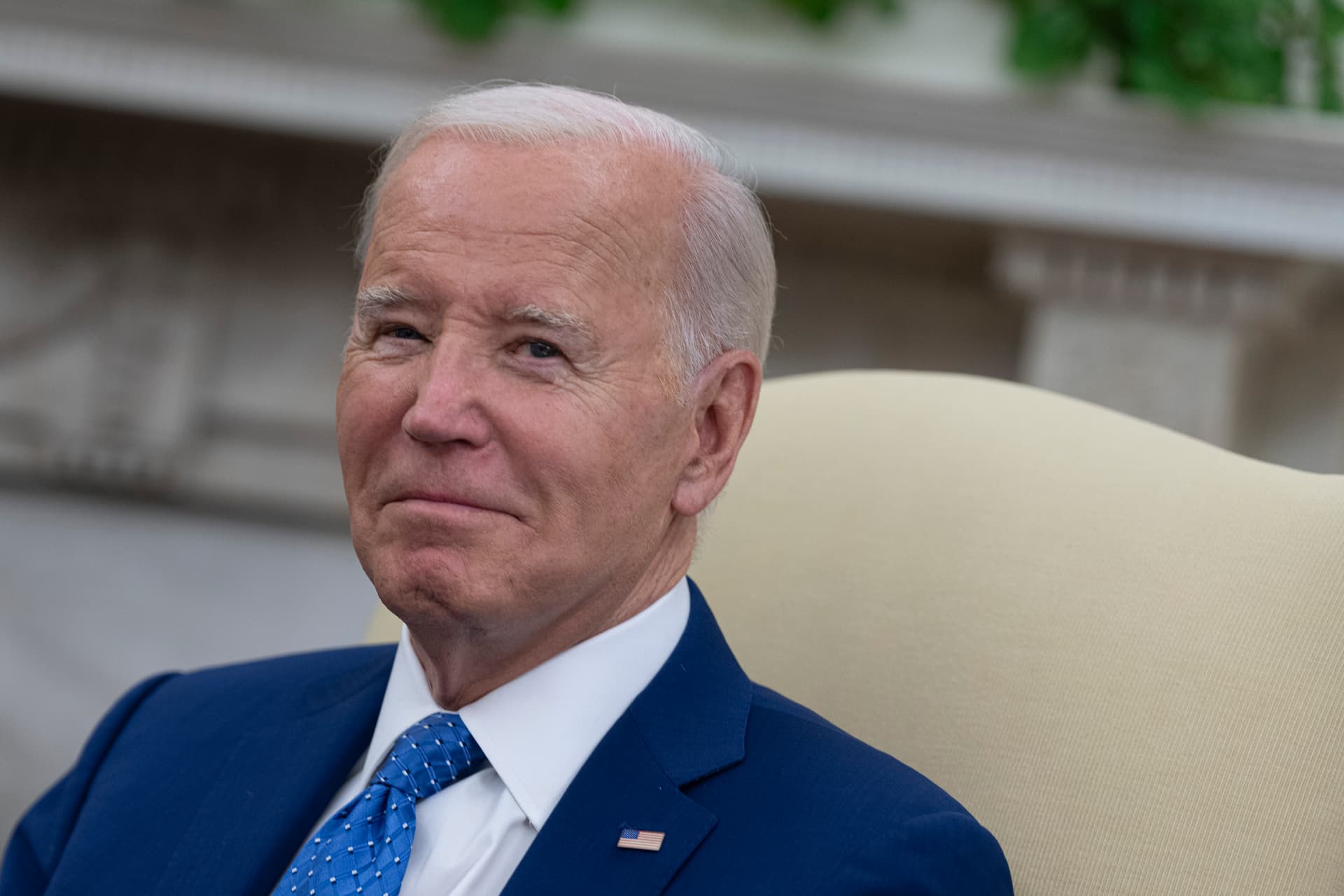 Biden a pódiumot rugdossa - VIDEÓ