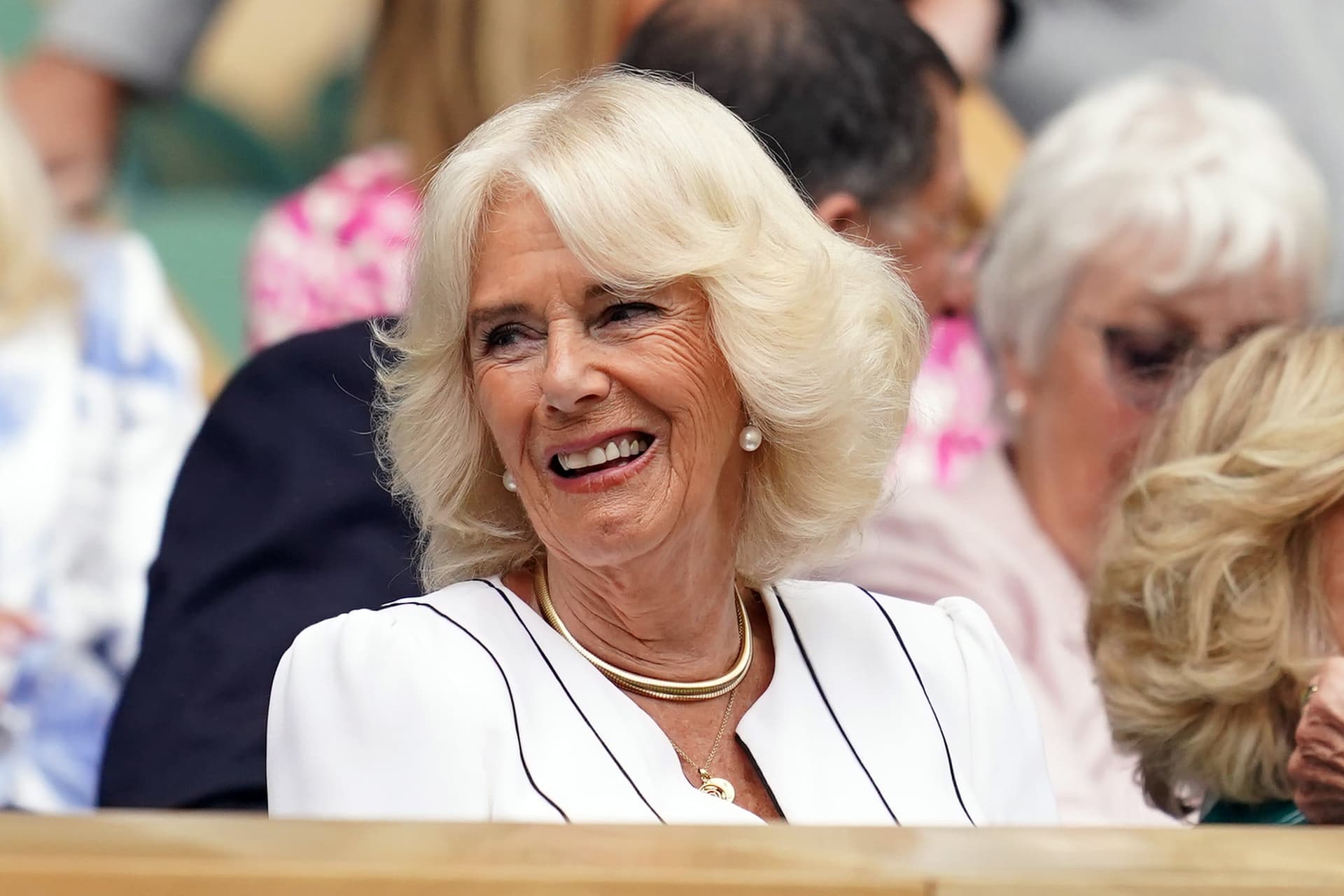 Ő Kamilla királyné legfőbb bizalmasa, aki mindenben támogatja