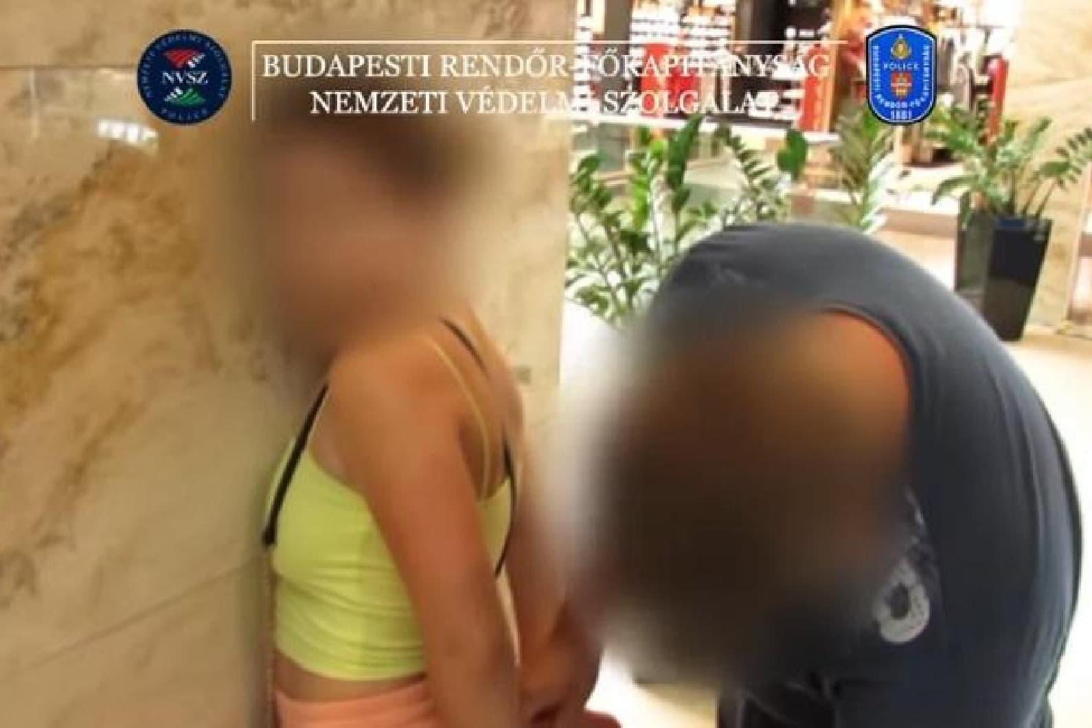 Rendőrök leptek el egy plázát Budapesten