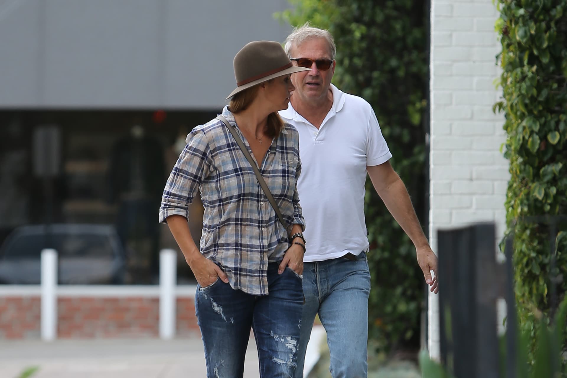 Kevin Costner kilakoltatja közös otthonukból elhidegült feleségét