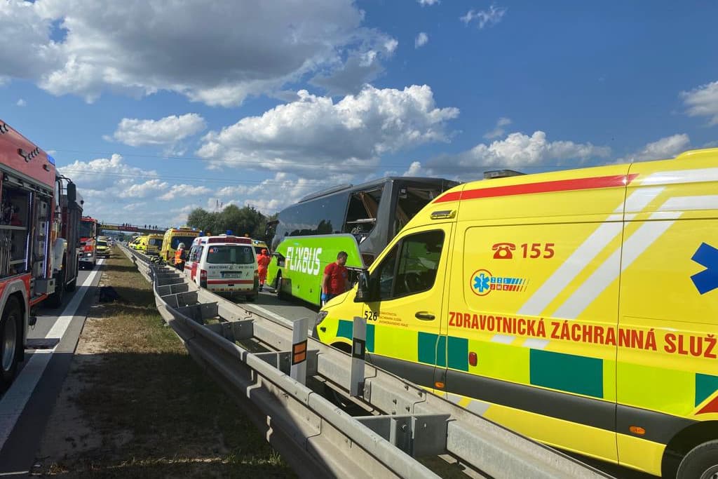 Tragédia: Budapestről induló FlixBus ütközött egy másik busszal Brno közelében, egy ember meghalt, 76-an megsérültek