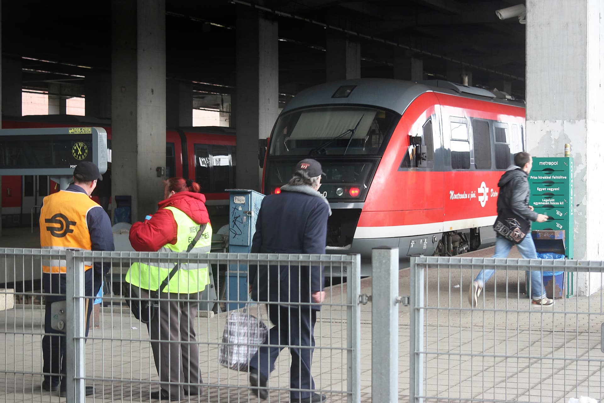Tűz volt egy vonaton Budapesten, tűzoltók menekítették az embereket