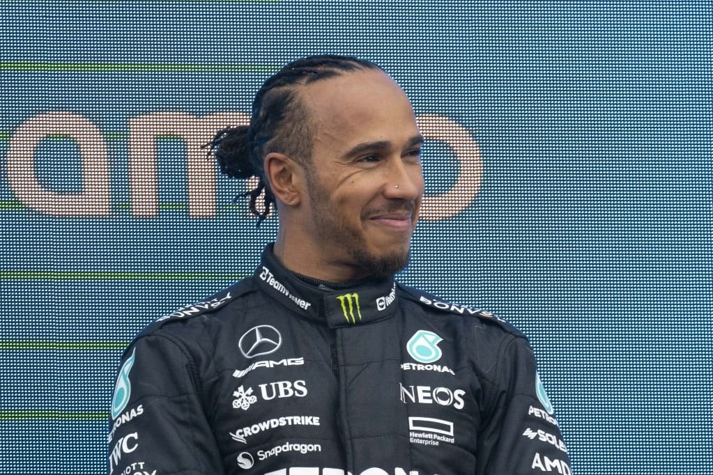 Ripityára tört Lewis Hamilton luxusautója