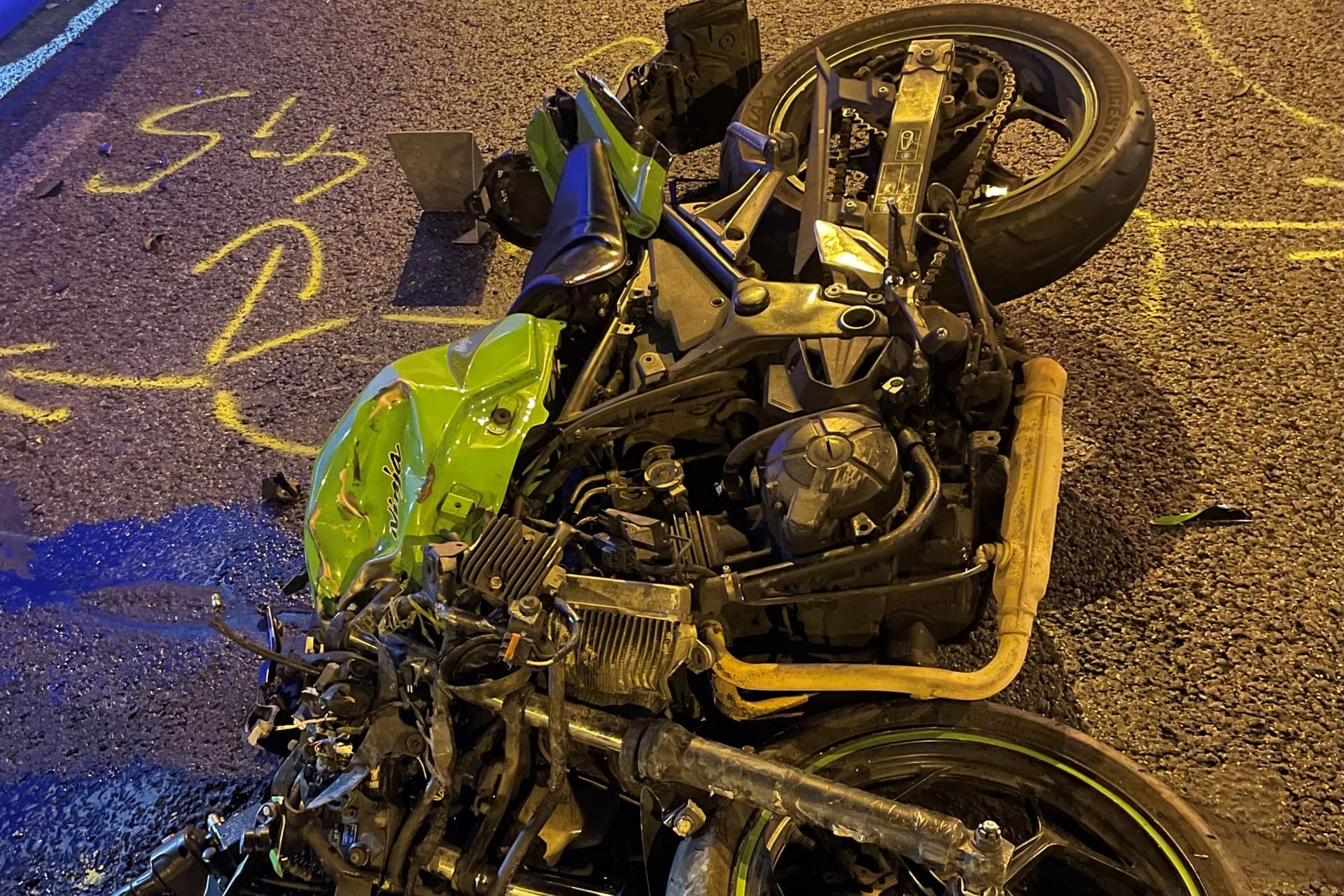 Motoros és személyautó ütközött a fővárosban