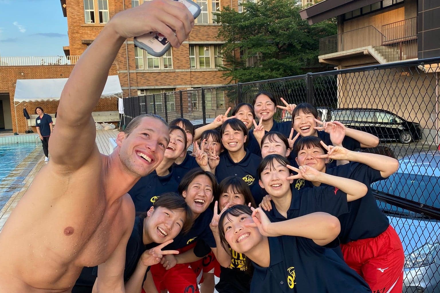 Lelóg a lába Vámos Mártonnak a japán ágyról