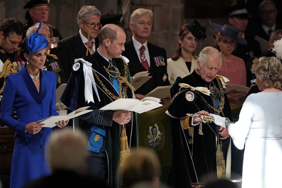 Átadták a brit uralkodónak a skót koronázási ékszereket
