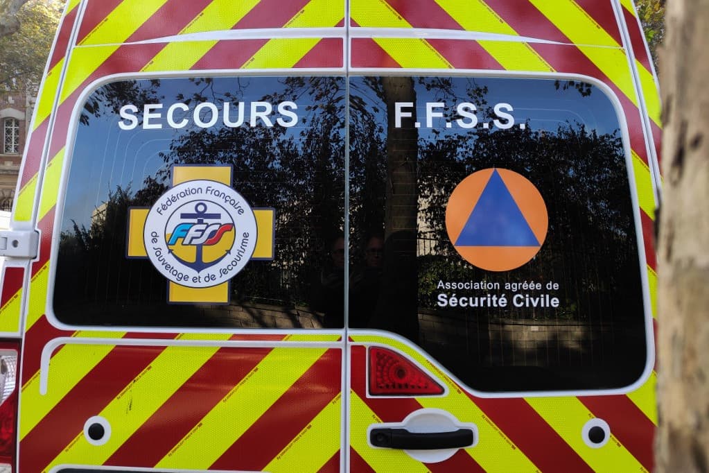 Elsodort egy felfújható csúszdát a vihar Franciaországban, halálos áldozat is van