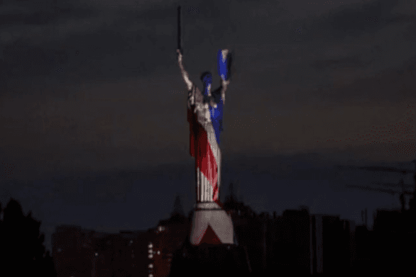 Amerikai színekben a kijevi Anyaföld szobor + VIDEÓ