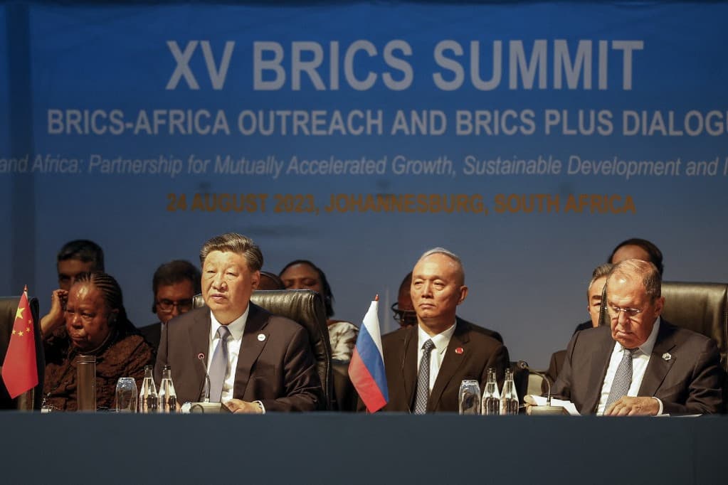 Történelmi pillanatnak nevezte a kínai elnök a BRICS bővítéséről hozott döntést
