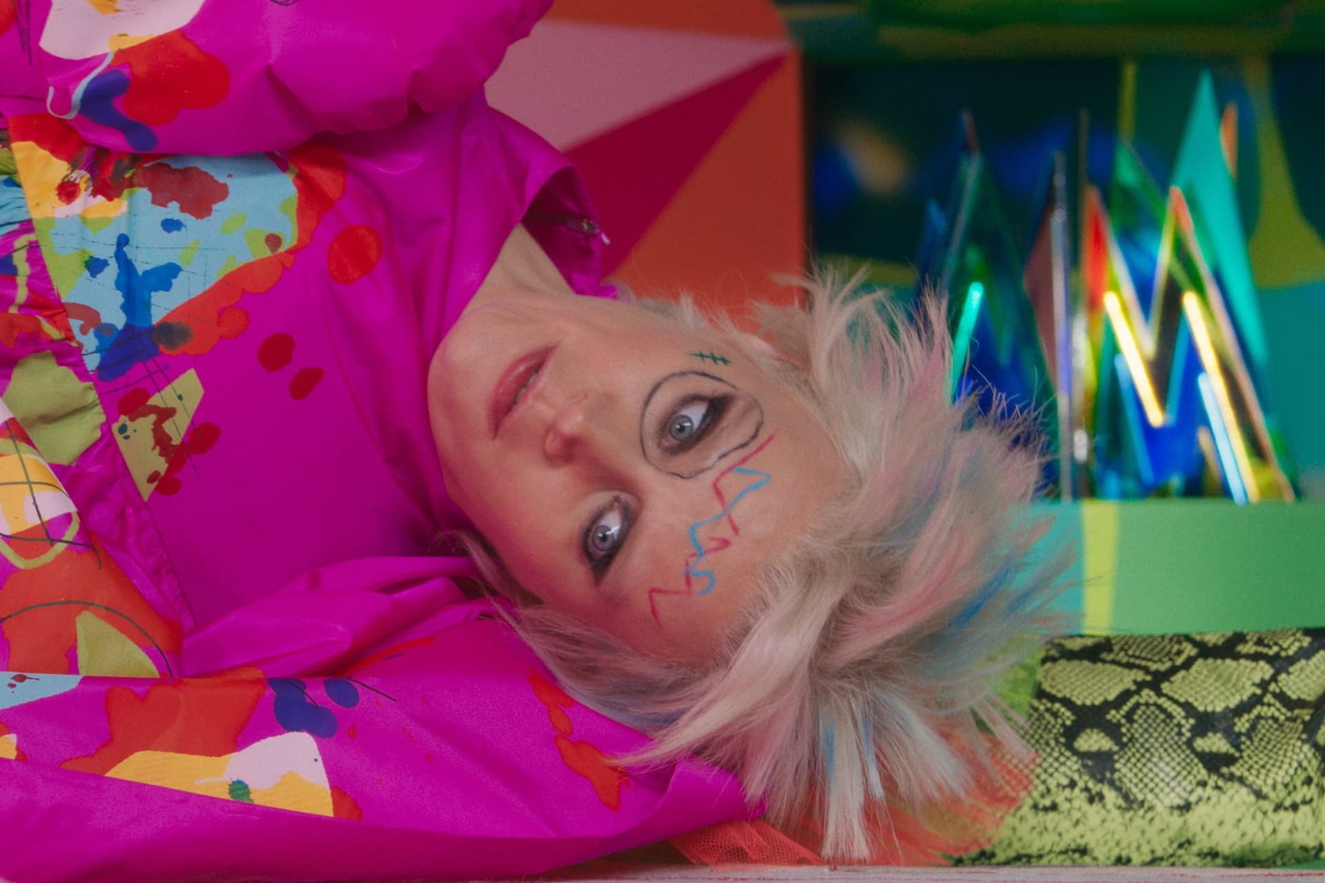 Piacra dobják Furcsa Barbie-t, akit Kate McKinnon keltett életre a Barbie-filmben