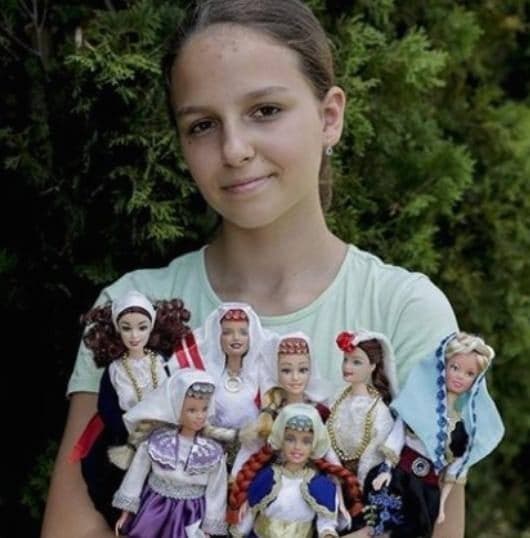 Bosnyák Barbie-kat készít egy szarajevói kislány