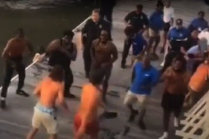 Csontzene, pofonok, hajtépés – Ketrecharcra emlékeztető jelenetek egy alabamai kikötőben + VIDEÓ