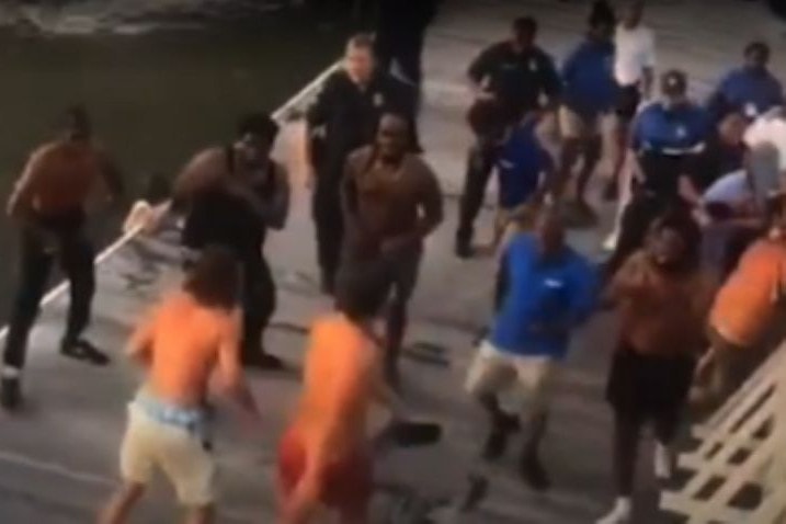 Csontzene, pofonok, hajtépés – Ketrecharcra emlékeztető jelenetek egy alabamai kikötőben + VIDEÓ