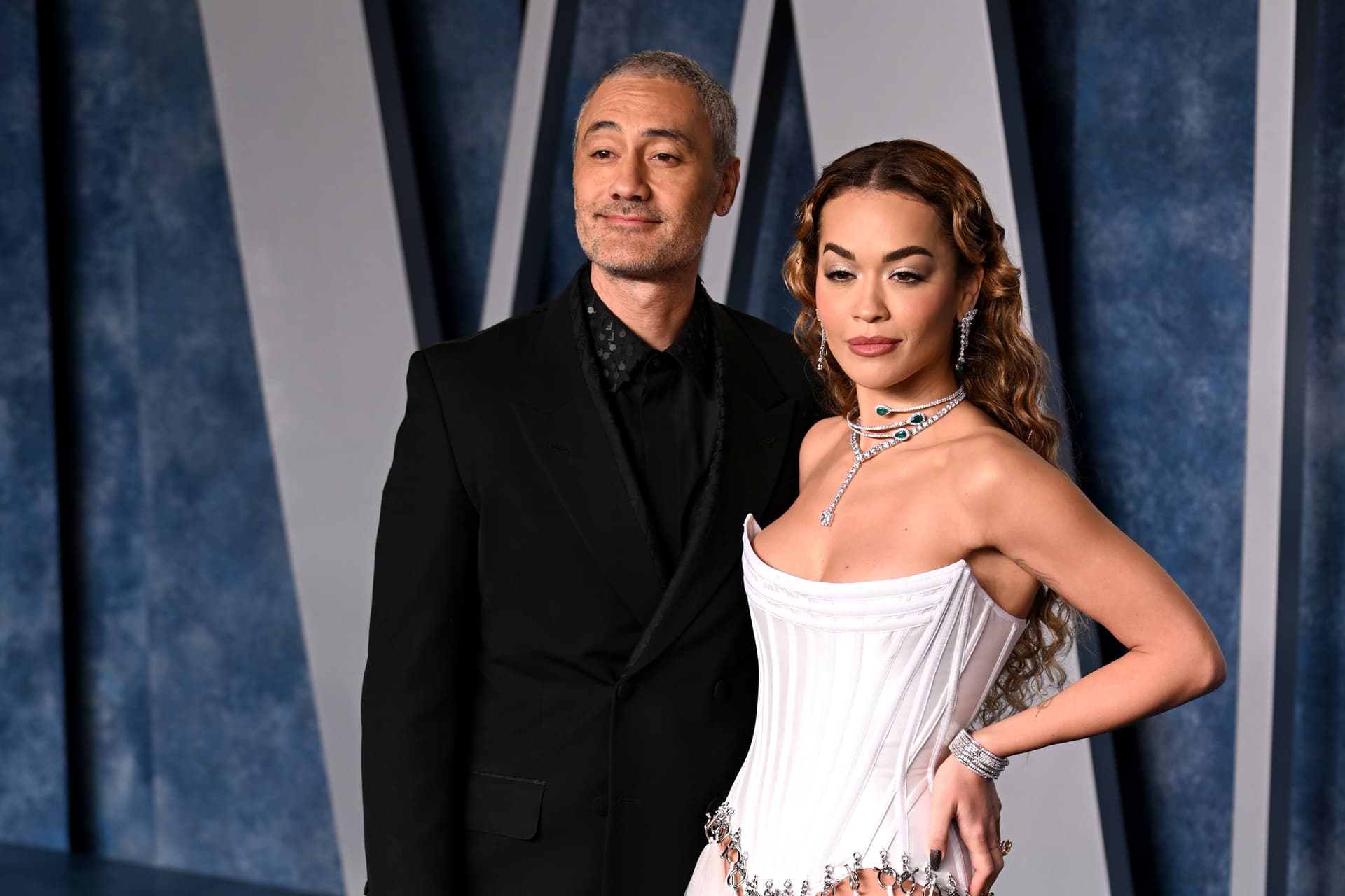 Rita Ora kérte meg Taika Waititi kezét, két hét múlva már házasok voltak