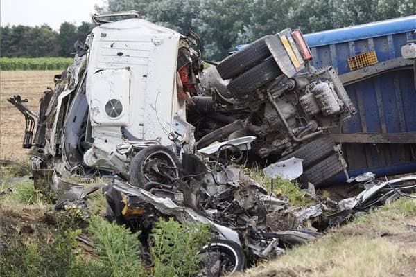 Ketten meghaltak a 6-os úton