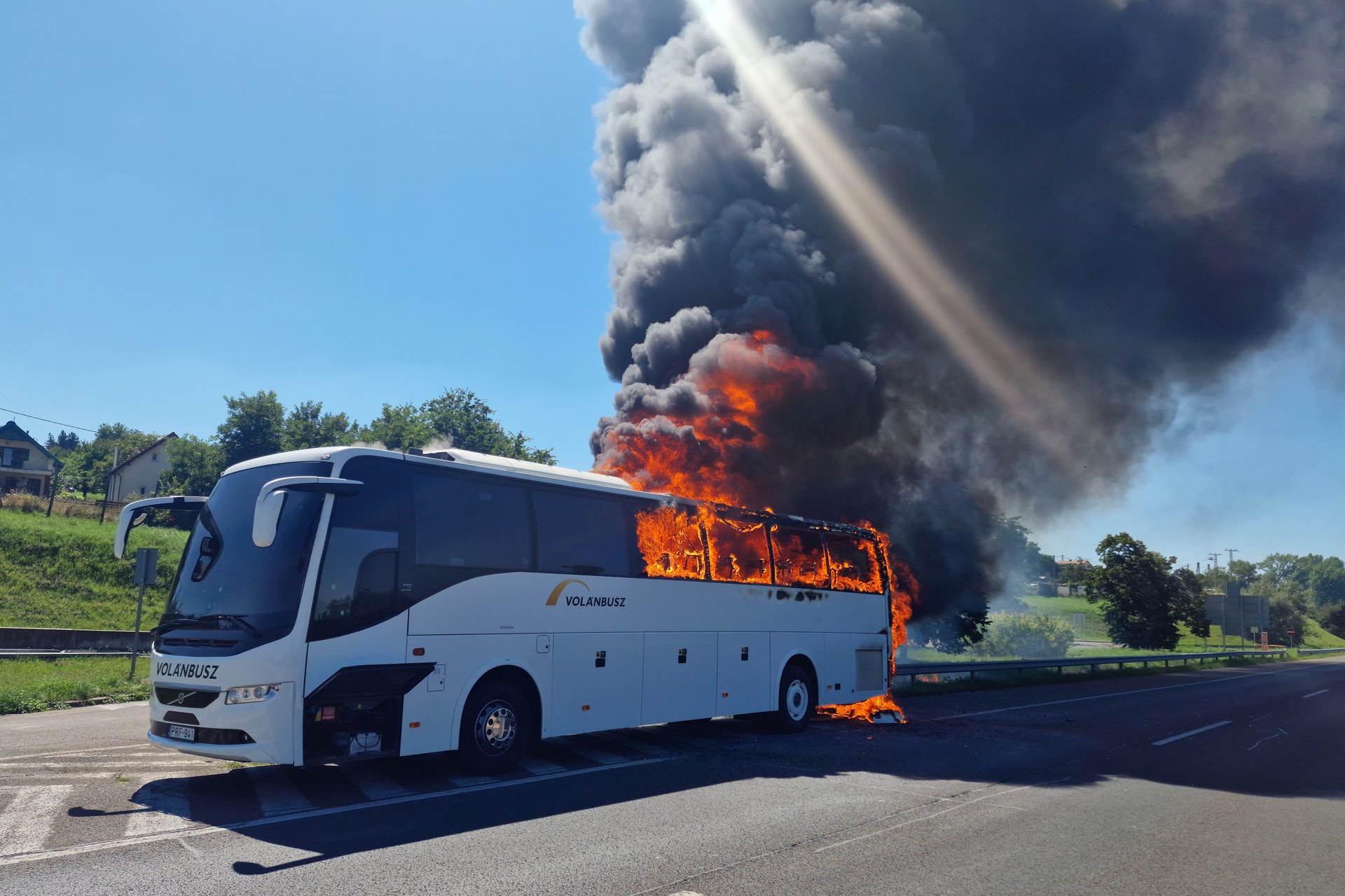Kigyulladt egy távolsági autóbusz az M3-ason