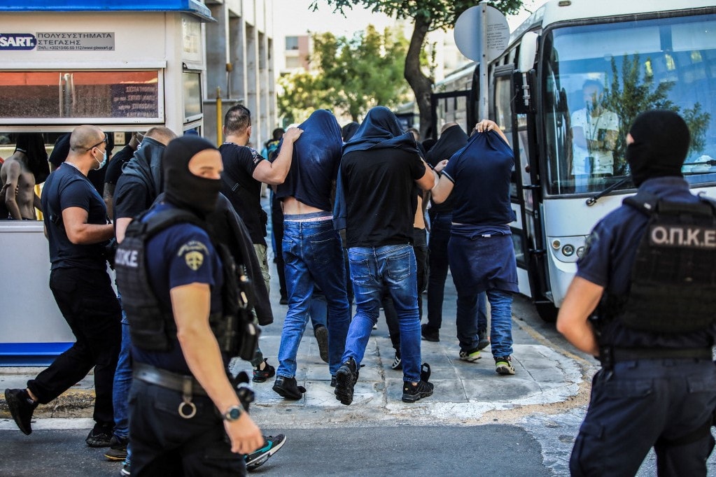 Görög rendőröket függesztettek fel, horvát drukkereket vettek őrizetbe az athéni halálos késelés után