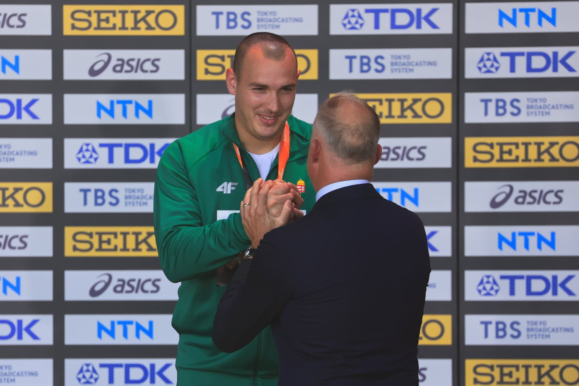 Atlétikai vb – Többezer szurkoló előtt vette át bronzérmét Halász Bence