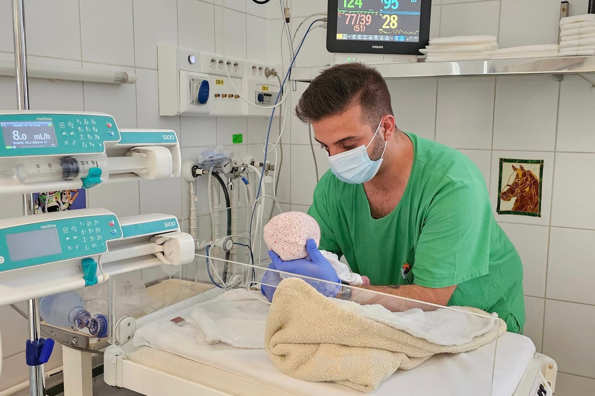 Újszülöttet helyeztek el a Heim Pál Gyermekkórház babamentő inkubátorában