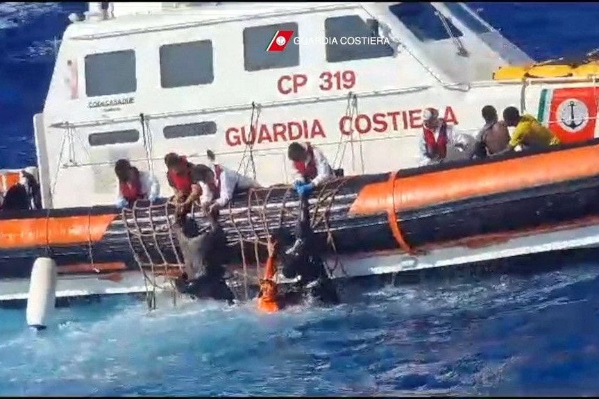 Illegális bevándorlás - Két hajótörés is történt a hétvégén Lampedusa közelében