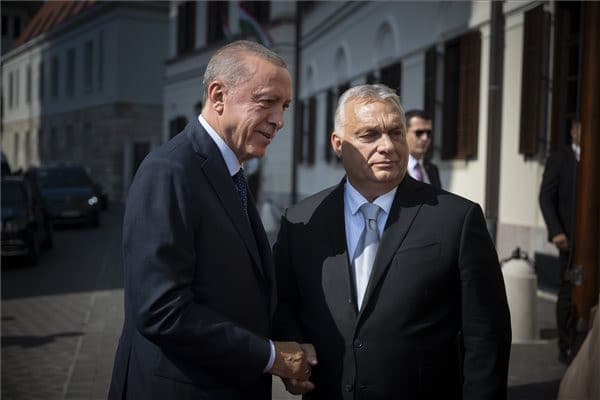 Erdoğan megérkezett Budapestre