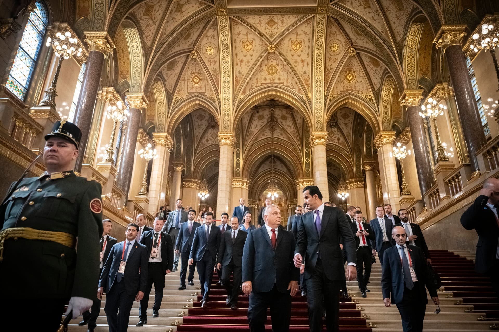 A parlamentbe látogatott a katari emír Orbán Viktor kíséretében