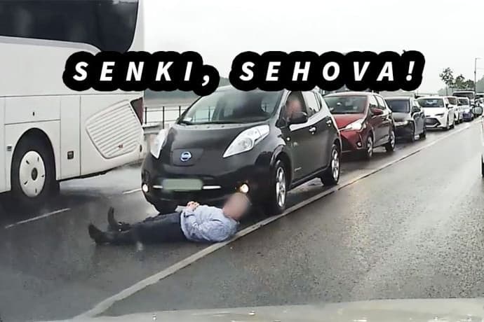 VIDEÓ: Egyszerűen hanyattfeküdt a rakpart közepén a középkorú úr