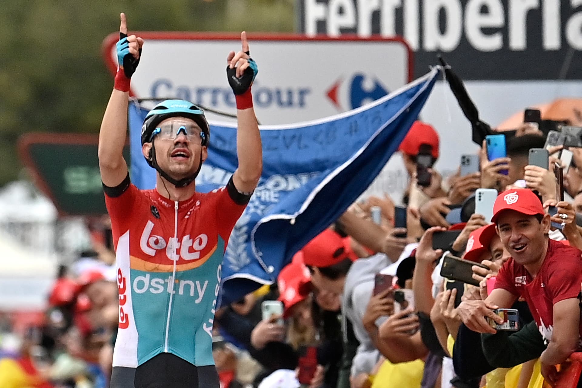 Vuelta a Espana: Kron szakaszsikerrel emlékezett Tijl De Deckerre