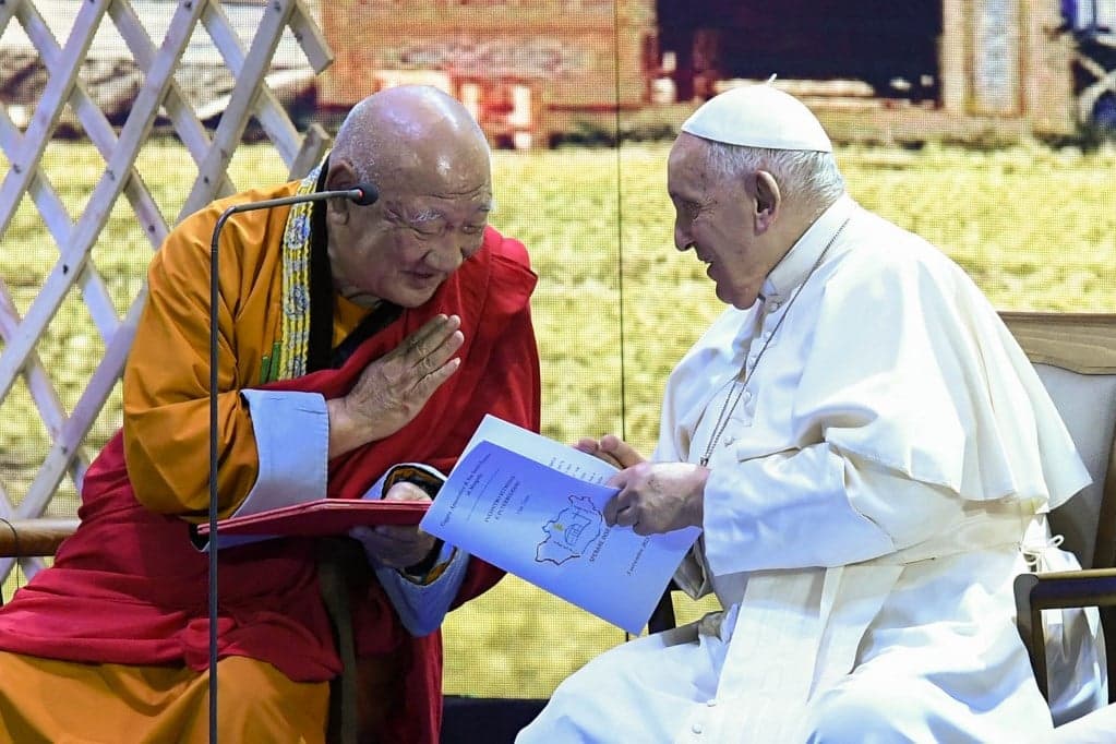 Sámánokkal, buddhista szerzetesekkel és ortodox papokkal találkozott a pápa Mongóliában