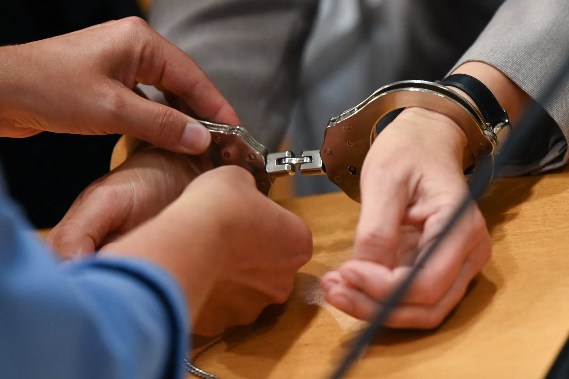Körözött, bujkáló adócsalókat fogott el a rendőrség