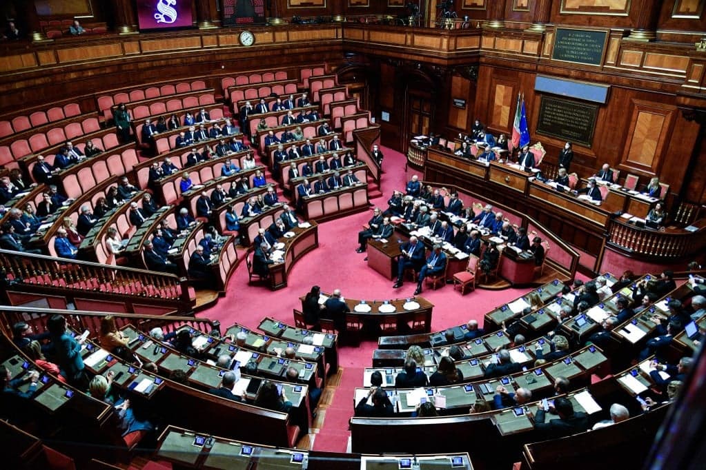 Brutális jelenetek az olasz parlamentben + VIDEÓ