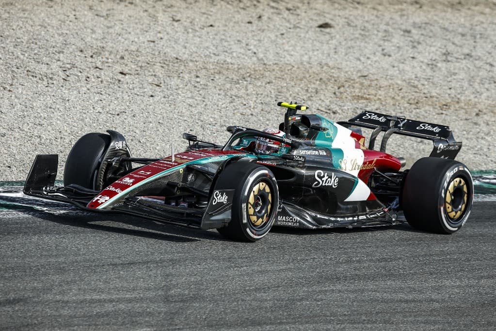 Forma–1 – Szerződést hosszabbított az Alfa Romeo kínai pilótája