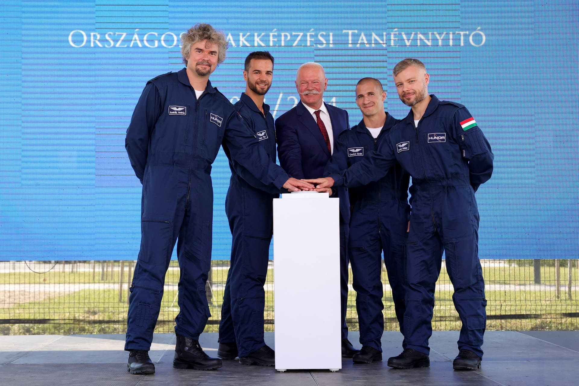 Félidejéhez érkezett a magyar űrhajósok felkészülése