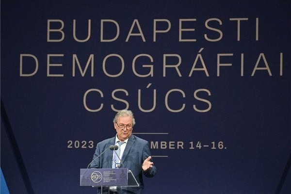 Demográfiai csúcs: Freund Tamás szerint a mai világban óriási adaptációs kihívásnak van kitéve az emberi agy