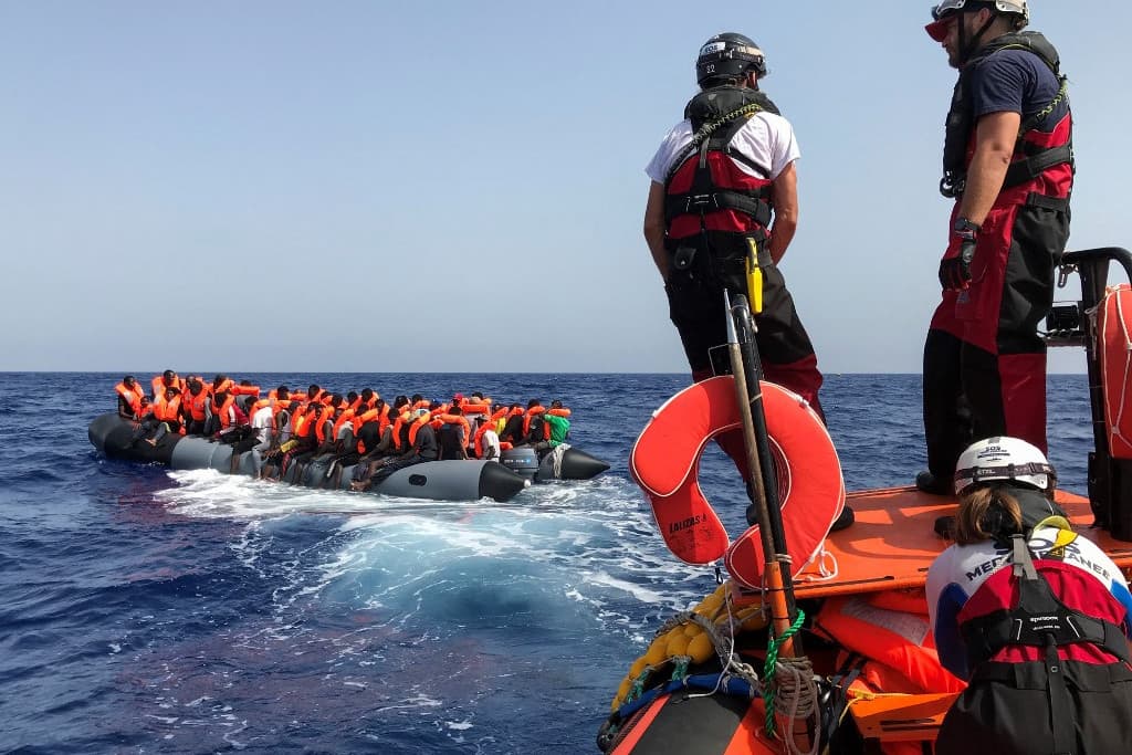 Mintegy 120 bajba került migránst vettek fel Ciprus partjai előtt