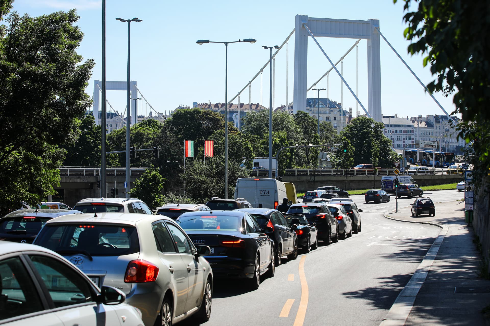 Kedden is gigadugókra és óriási fennakadásokra számíthatnak a budapestiek