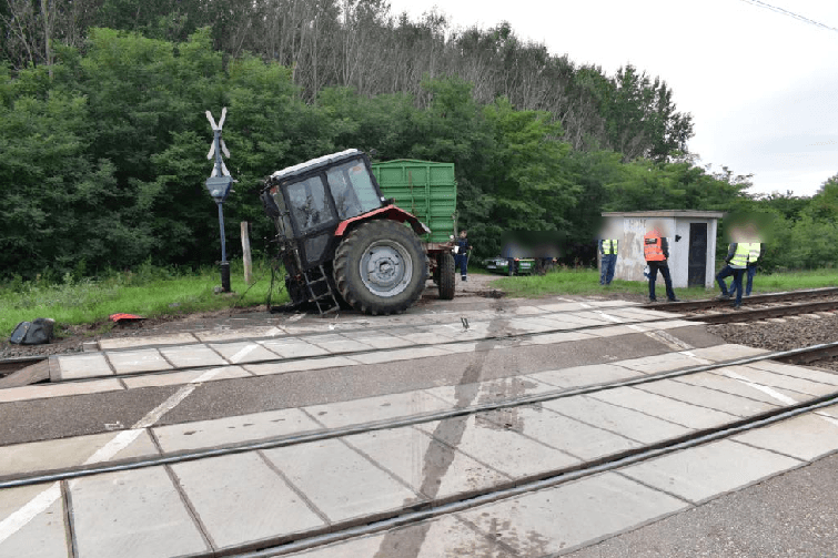 Vonat elé hajtott a traktorral