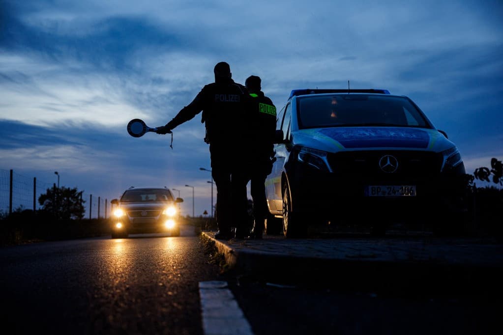 Áttört a rendőrségi ellenőrző pontokon egy embercsempész